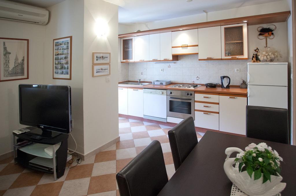 Ideal Location Split Apartments Habitación foto