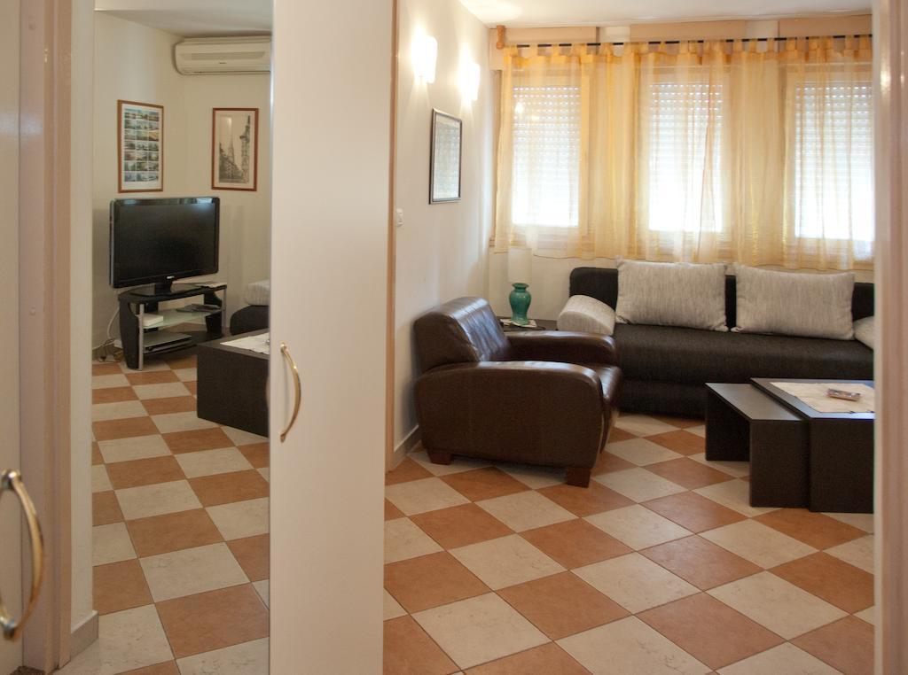 Ideal Location Split Apartments Habitación foto
