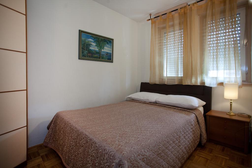 Ideal Location Split Apartments Habitación foto